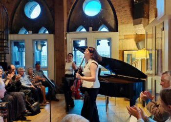 Ezo Sarıcı and Deniz Cengiz of Duo Ekeš receiving applause at St Pancras Clock Tower